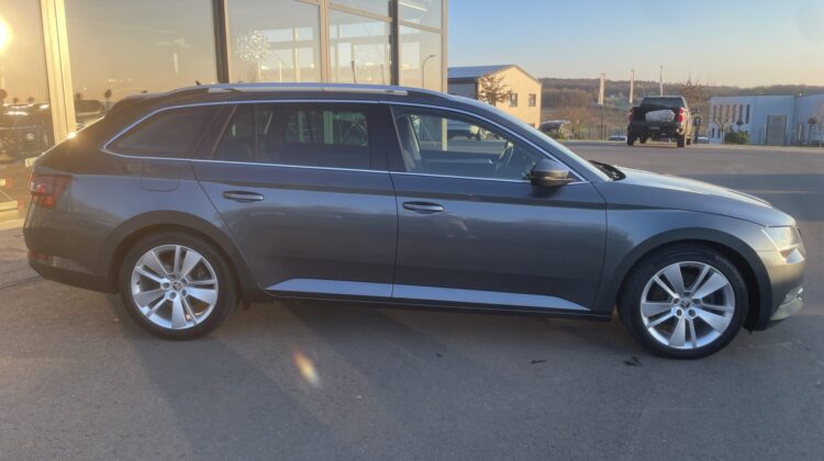 Superb Kombi 2,0TDi Style AHK Navi Sitzhz Canton