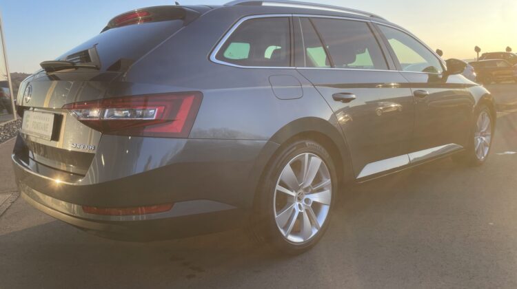 Superb Kombi 2,0TDi Style AHK Navi Sitzhz Canton