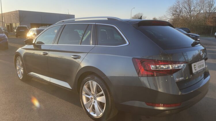 Superb Kombi 2,0TDi Style AHK Navi Sitzhz Canton