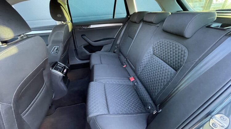 Superb Kombi 2,0TDi Style AHK Navi Sitzhz Canton