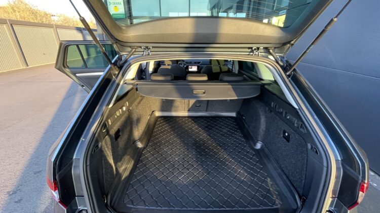 Superb Kombi 2,0TDi Style AHK Navi Sitzhz Canton