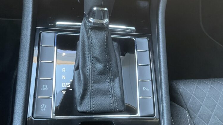 Superb Kombi 2,0TDi Style AHK Navi Sitzhz Canton