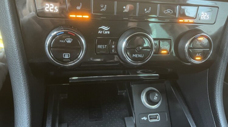 Superb Kombi 2,0TDi Style AHK Navi Sitzhz Canton