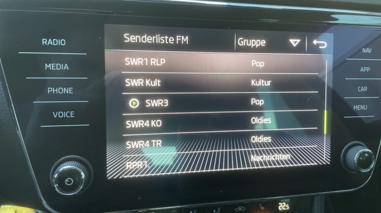 Superb Kombi 2,0TDi Style AHK Navi Sitzhz Canton