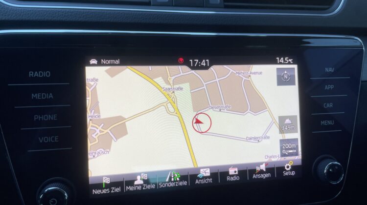 Superb Kombi 2,0TDi Style AHK Navi Sitzhz Canton