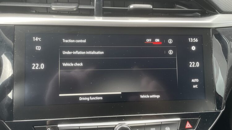 Corsa F e Elegance 5-türig 100KW Navi Carplay