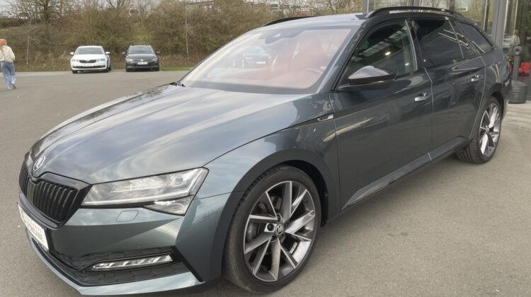 Superb 2,0TDi Kombi Sportline 19″ Matrix Alcant.