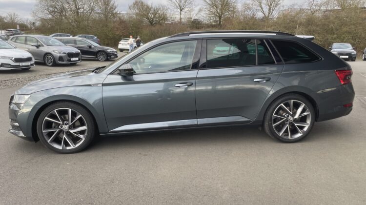 Superb 2,0TDi Kombi Sportline 19″ Matrix Alcant.