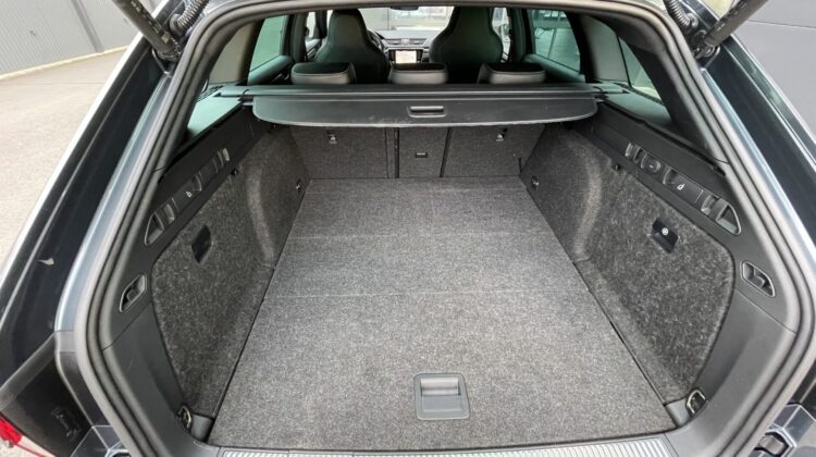 Superb 2,0TDi Kombi Sportline 19″ Matrix Alcant.