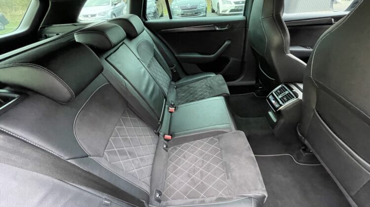 Superb 2,0TDi Kombi Sportline 19″ Matrix Alcant.