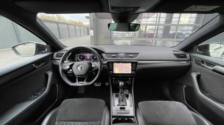 Superb 2,0TDi Kombi Sportline 19″ Matrix Alcant.