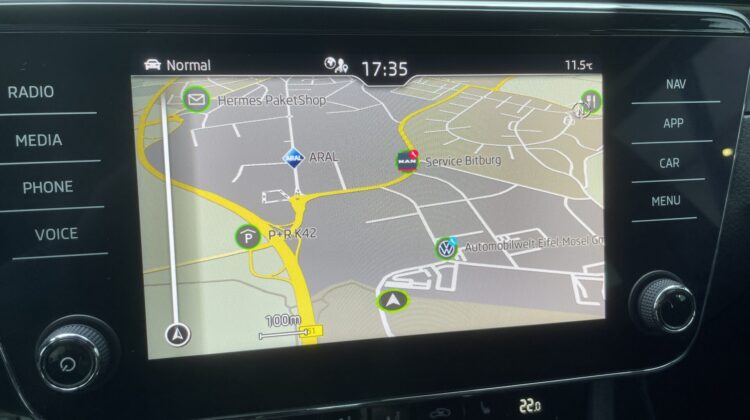 Superb 2,0TDi Kombi Sportline 19″ Matrix Alcant.