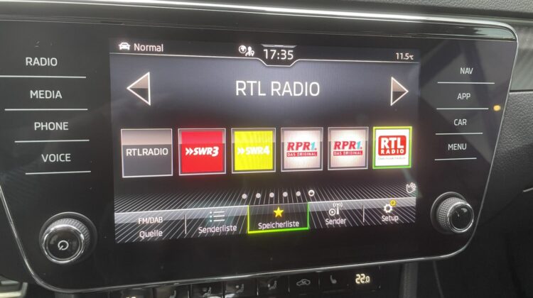 Superb 2,0TDi Kombi Sportline 19″ Matrix Alcant.