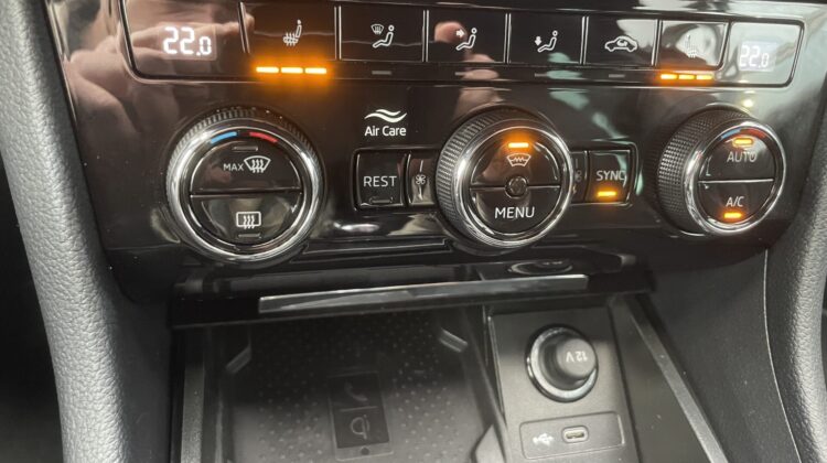 Superb 2,0TDi Kombi Sportline 19″ Matrix Alcant.