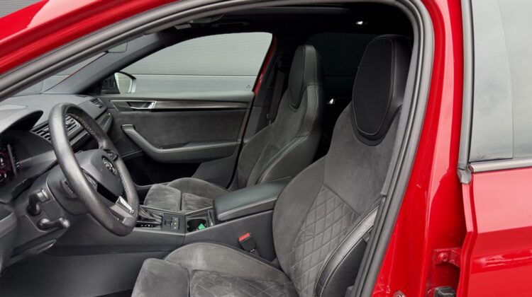 Superb 2.0TSI Sportline 4×4 Pano 19″ AHK Canton