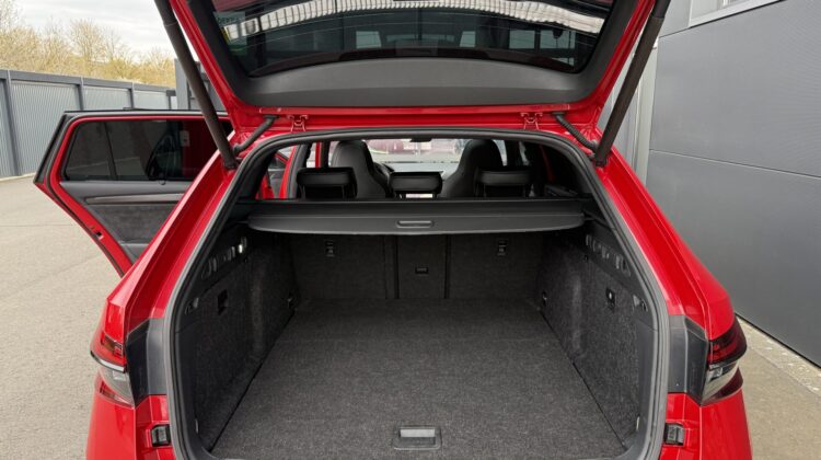 Superb 2.0TSI Sportline 4×4 Pano 19″ AHK Canton