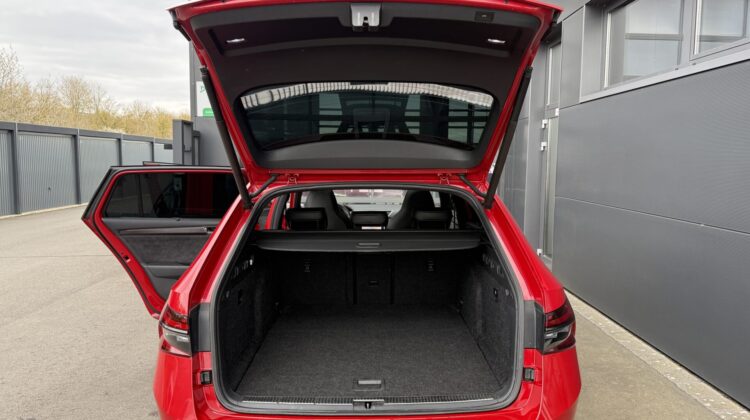 Superb 2.0TSI Sportline 4×4 Pano 19″ AHK Canton