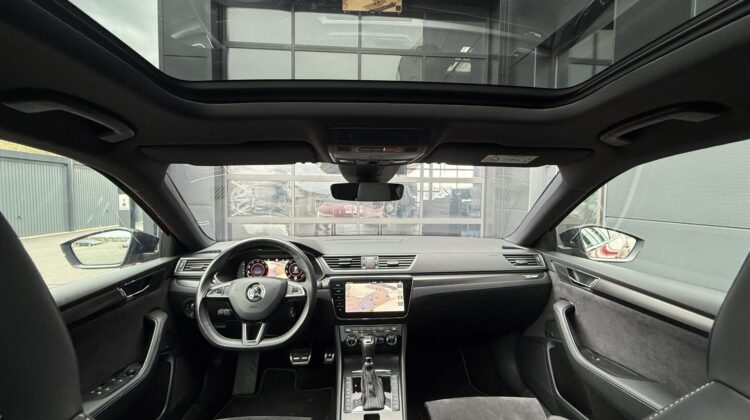 Superb 2.0TSI Sportline 4×4 Pano 19″ AHK Canton