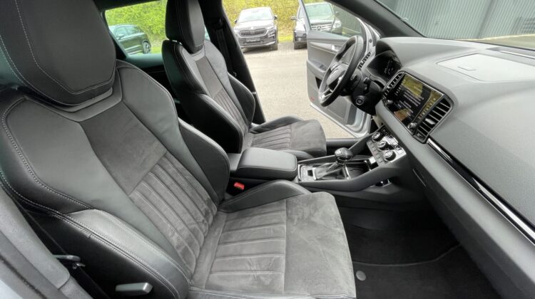 Karoq 2,0TSi Sportline 4×4 Pano AHK19″ Kam Leder