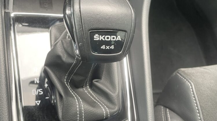 Karoq 2,0TSi Sportline 4×4 Pano AHK19″ Kam Leder