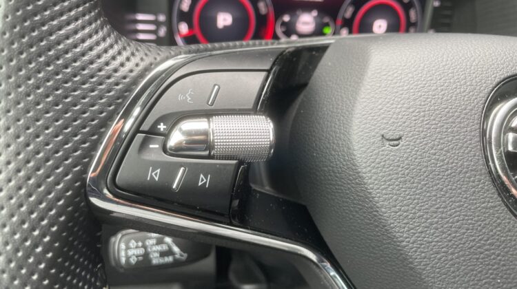 Karoq 2,0TSi Sportline 4×4 19″ AHK 360° Keyless