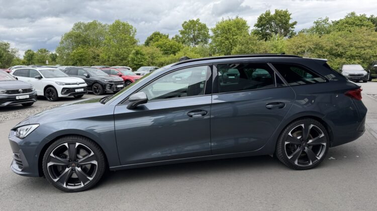 Leon 2,0TSi ST VZ 4Drive Pano AHK DCC ACC Keyless