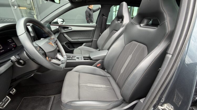 Leon 2,0TSi ST VZ 4Drive Pano AHK DCC ACC Keyless