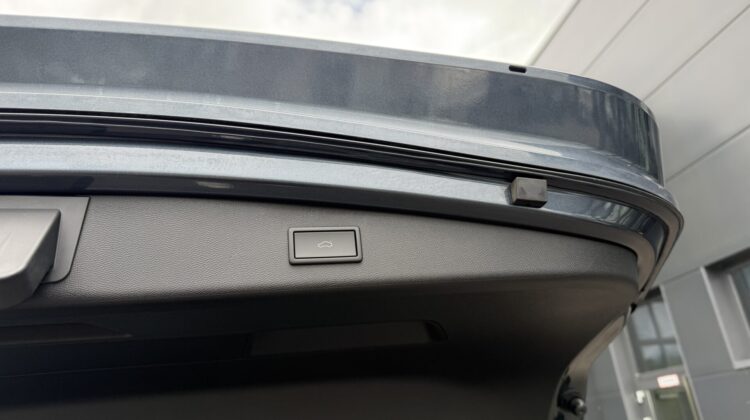 Leon 2,0TSi ST VZ 4Drive Pano AHK DCC ACC Keyless