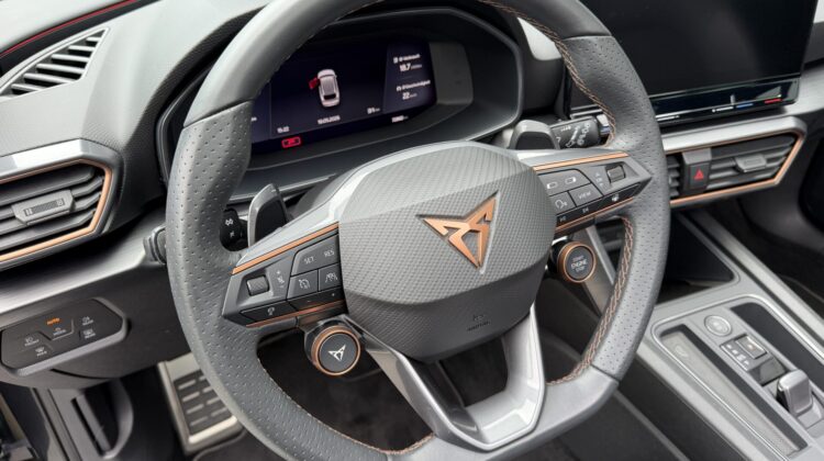 Leon 2,0TSi ST VZ 4Drive Pano AHK DCC ACC Keyless