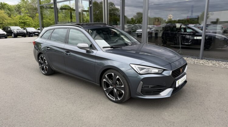 Leon 2,0TSi ST VZ 4Drive Pano AHK DCC ACC Keyless