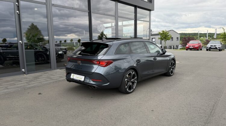 Leon 2,0TSi ST VZ 4Drive Pano AHK DCC ACC Keyless