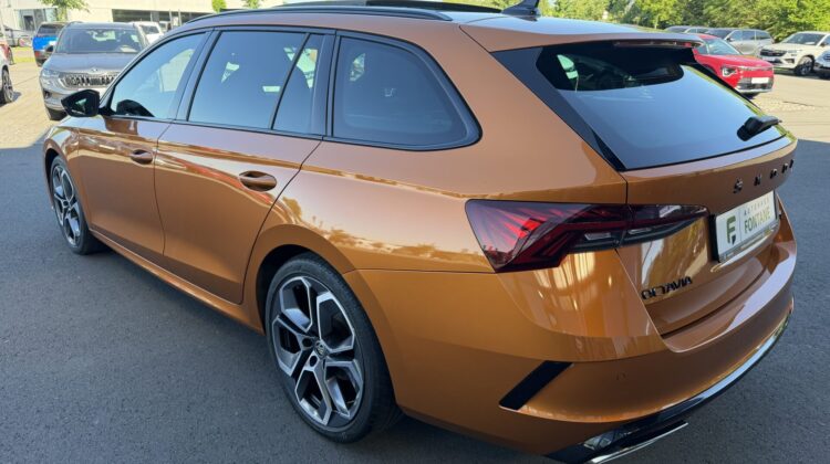 Octavia 2,0TDi Kombi RS Pano 19″ AHK DCC Matrix