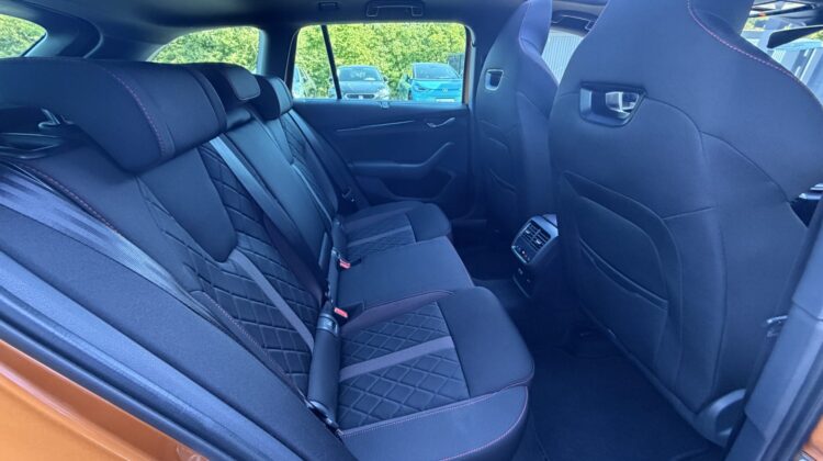 Octavia 2,0TDi Kombi RS Pano 19″ AHK DCC Matrix
