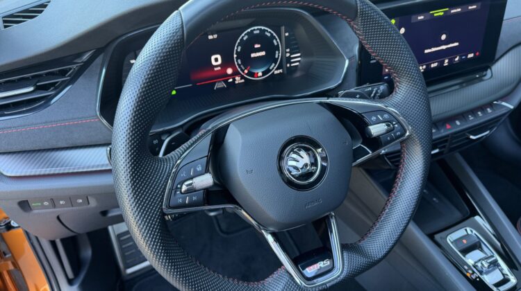 Octavia 2,0TDi Kombi RS Pano 19″ AHK DCC Matrix