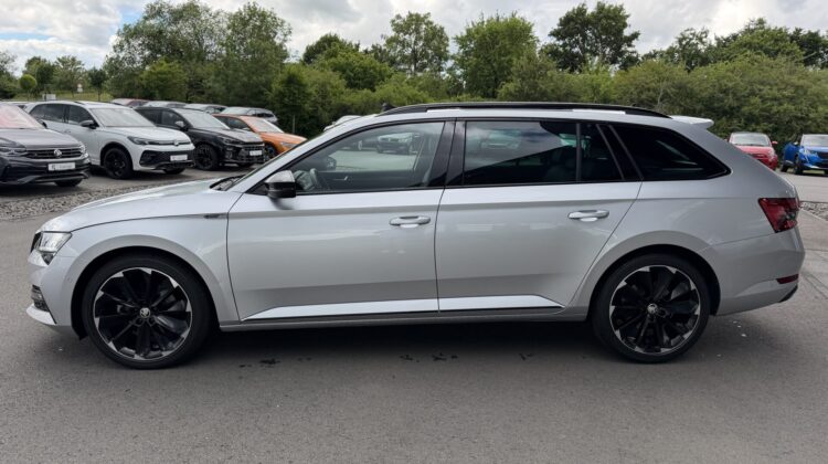 Superb Kombi 2,0TDi Sportline 4×4 AHK Pano Canton