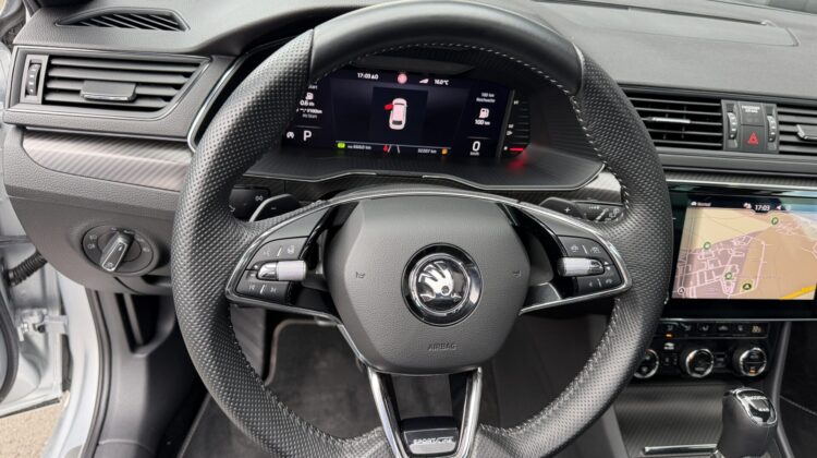 Superb Kombi 2,0TDi Sportline 4×4 AHK Pano Canton