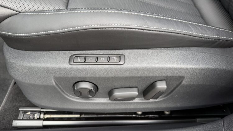 Superb Kombi 2,0TDi Sportline 4×4 AHK Pano Canton