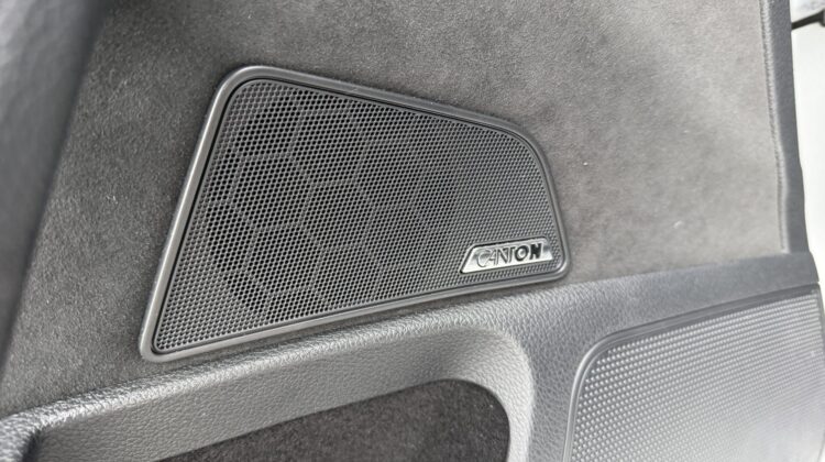 Superb Kombi 2,0TDi Sportline 4×4 AHK Pano Canton