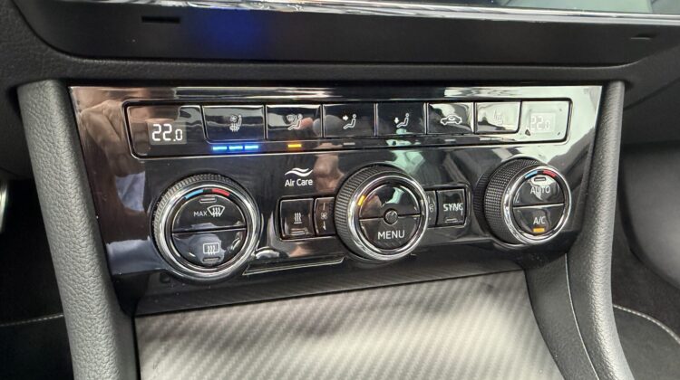 Superb Kombi 2,0TDi Sportline 4×4 AHK Pano Canton
