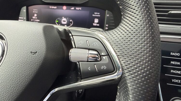 Superb Kombi 2,0TDi Sportline 4×4 AHK Pano Canton