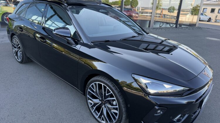 Leon Sportstourer 2.0TSI 4Drive Pano Schalensitz