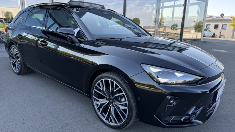 Leon Sportstourer 2.0TSI 4Drive Pano Schalensitz