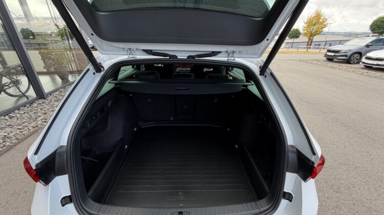 Octavia Kombi 2.0TSI RS 19″ Virtual Facelift ACC